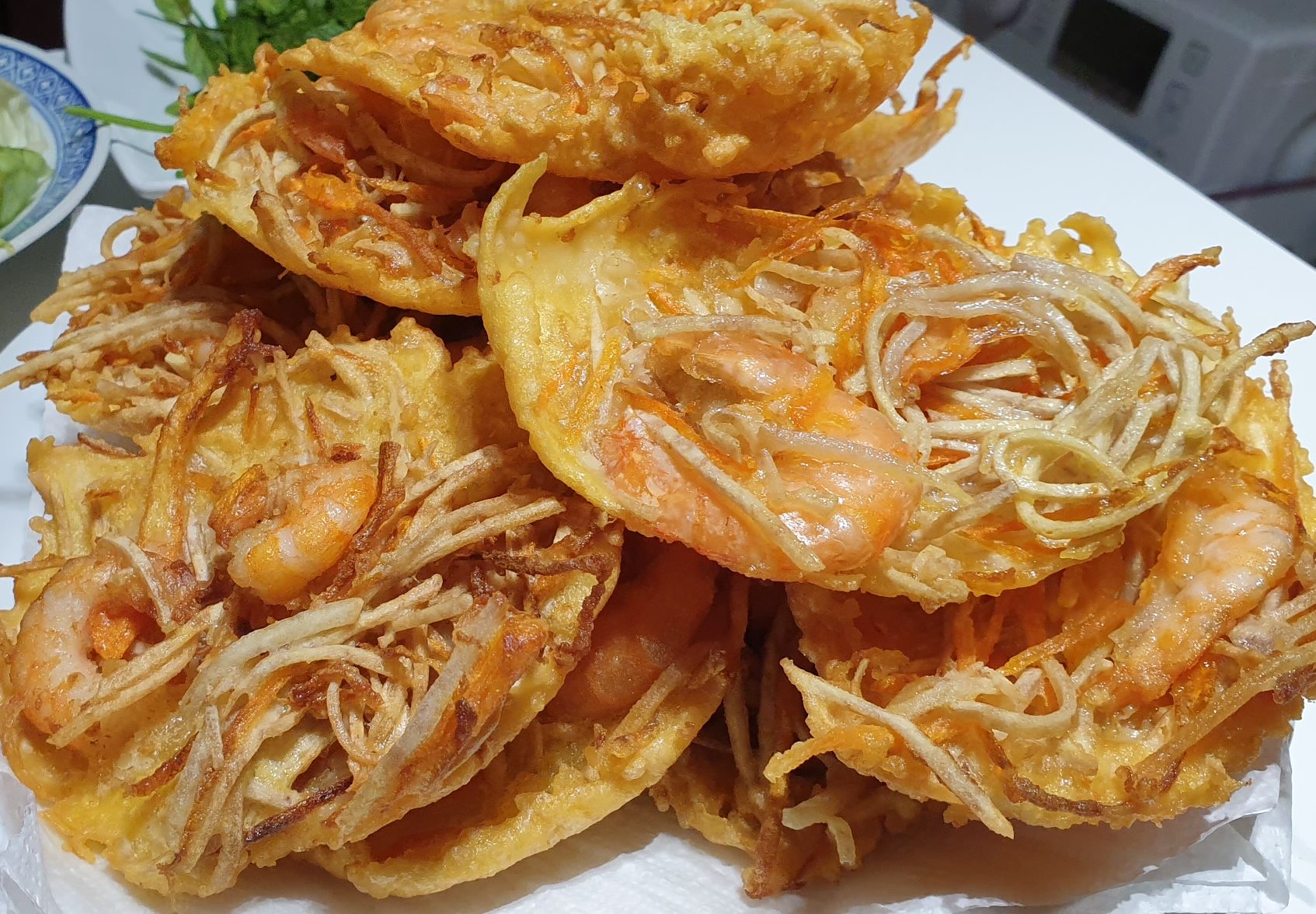 Galettes-de-crevettes-frites=a=la-patate-douce-banh-tom-chien