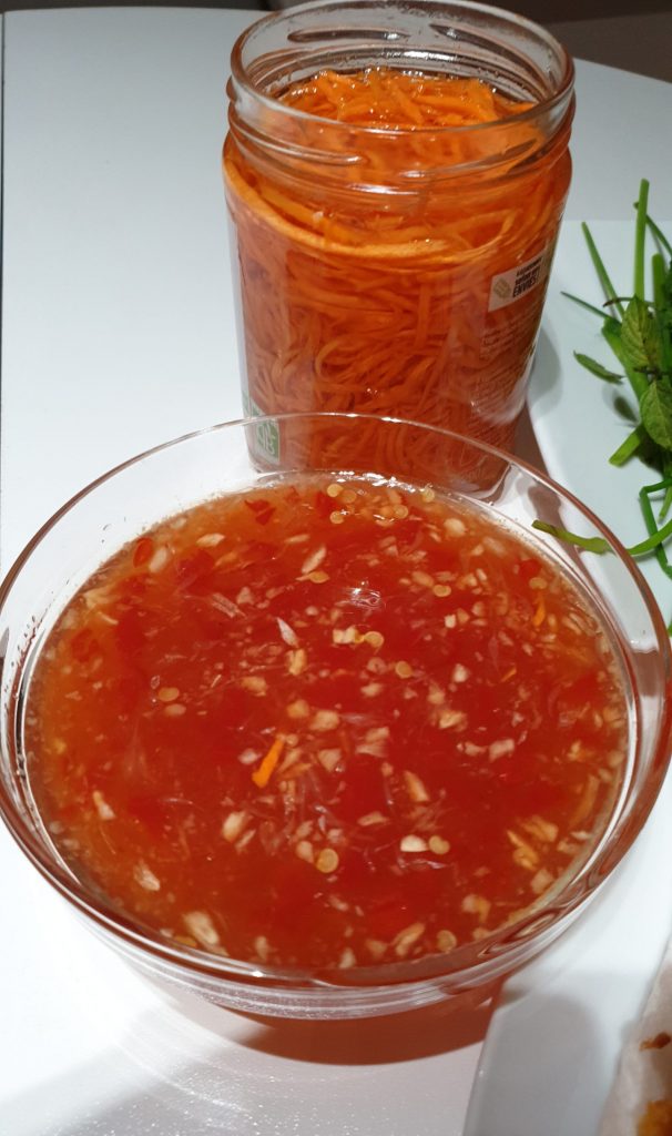 Sauce-nuoc-mam-du-Sud-Pickles-aigre-douce-galettes-de-crevettes-banhtom-chien
