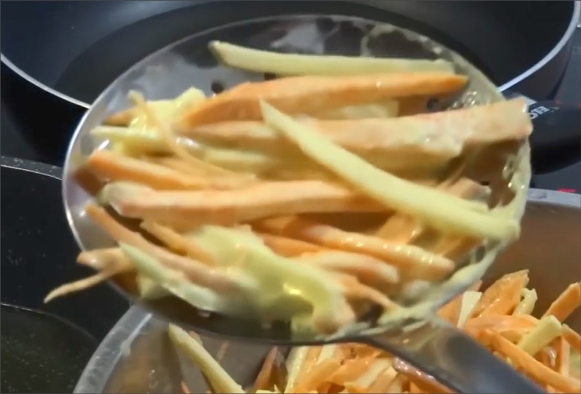 Galettes-de-crevettes-frites=a=la-patate-douce-banh-tom-chien