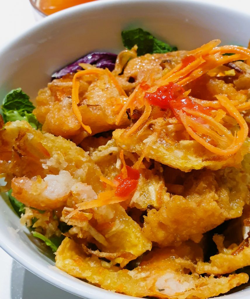 Galettes-de-crevettes-frites=a=la-patate-douce-banh-tom-chien