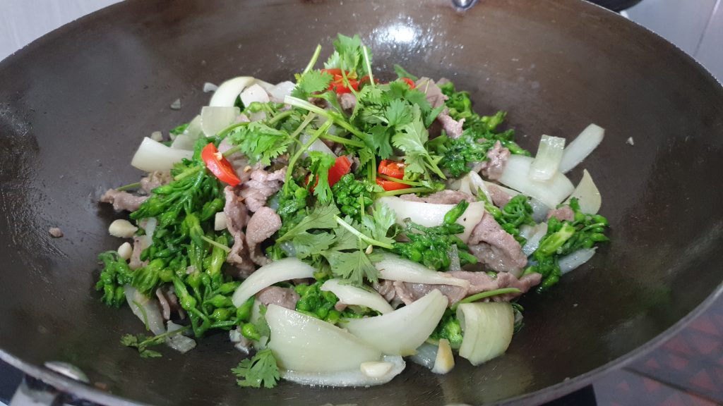 Gros plan bœuf sauté aux fleurs de Thiên Lý  - cuisine vietnamienne - tulinhduong.com
