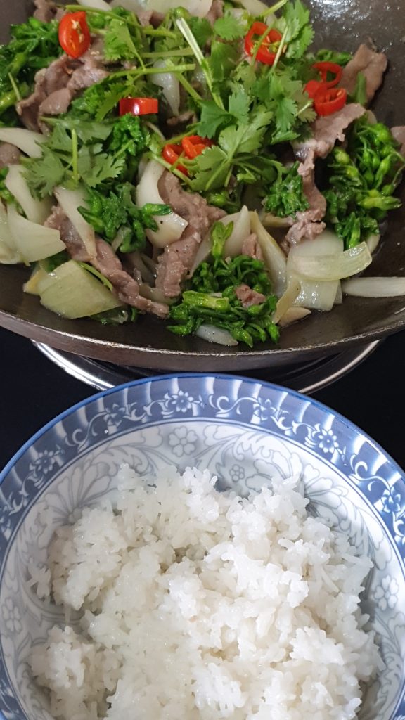 Bol de riz blanc et wok de bœuf aux fleurs de tonkin (bo xao hoa thien ly) - Tulinhduong.com - cuisine vietnamienne