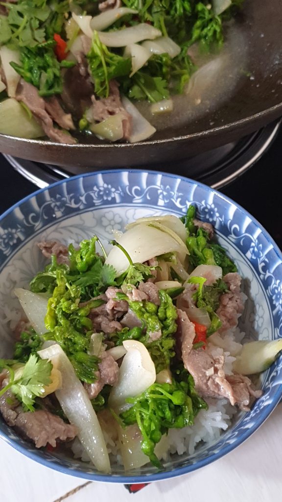 Bol de riz blanc et wok de bœuf aux fleurs de tonkin (bo xao hoa thien ly) - Tulinhduong.com - cuisine vietnamienne