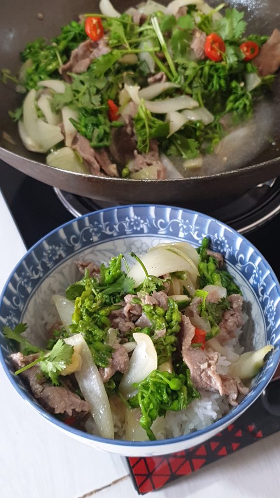 Bol de riz blanc et wok de bœuf aux fleurs de tonkin (bo xao hoa thien ly) - Tulinhduong.com - cuisine vietnamienne