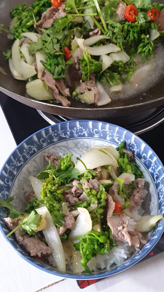 Bol de riz blanc et wok de bœuf aux fleurs de tonkin (bo xao hoa thien ly) - Tulinhduong.com - cuisine vietnamienne
