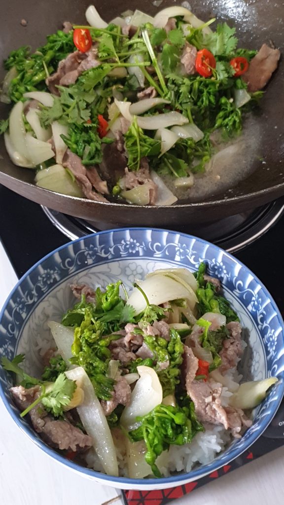Bol de riz blanc et wok de bœuf aux fleurs de tonkin (bo xao hoa thien ly) - Tulinhduong.com - cuisine vietnamienne
