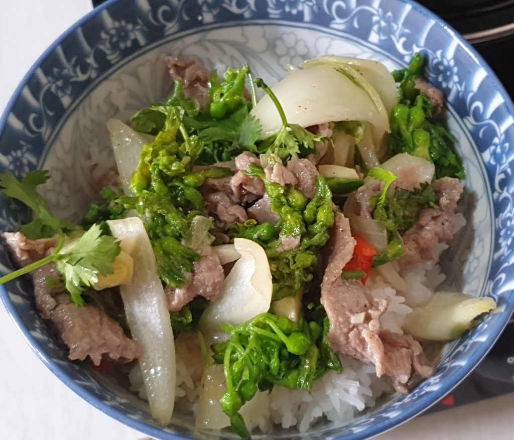 Bol de riz blanc et wok de bœuf aux fleurs de tonkin (bo xao hoa thien ly) - Tulinhduong.com - cuisine vietnamienne
