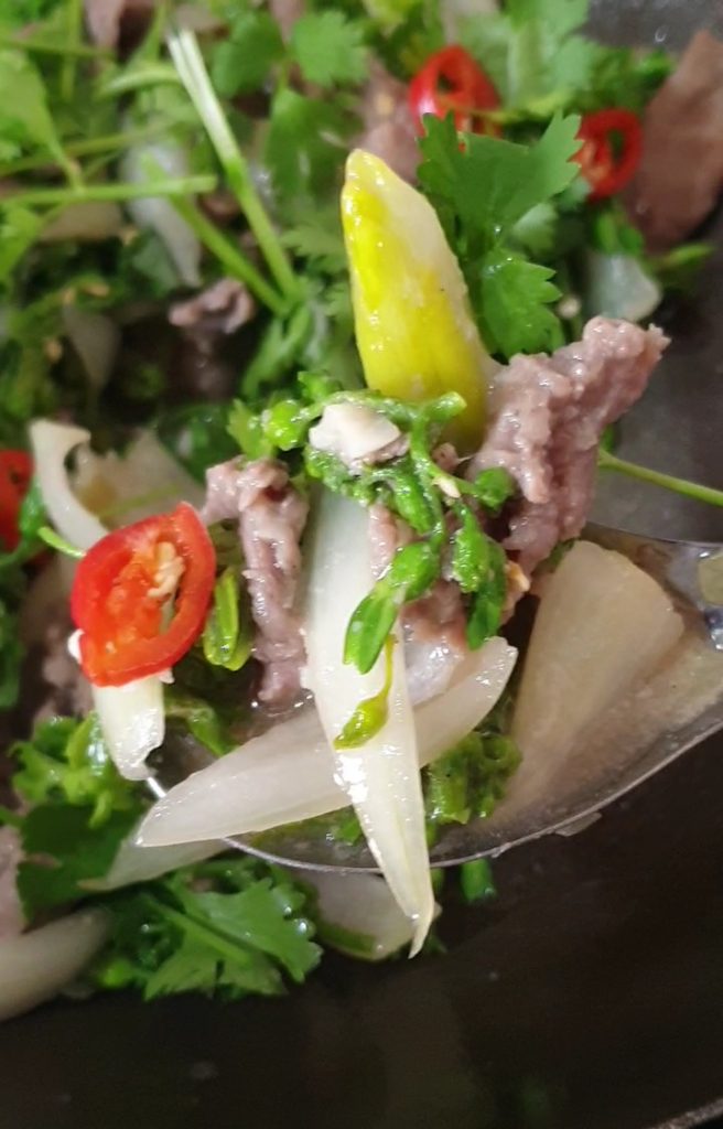 Gros plan bœuf sauté aux fleurs de Thiên Lý - cuisine vietnamienne - tulinhduong.com