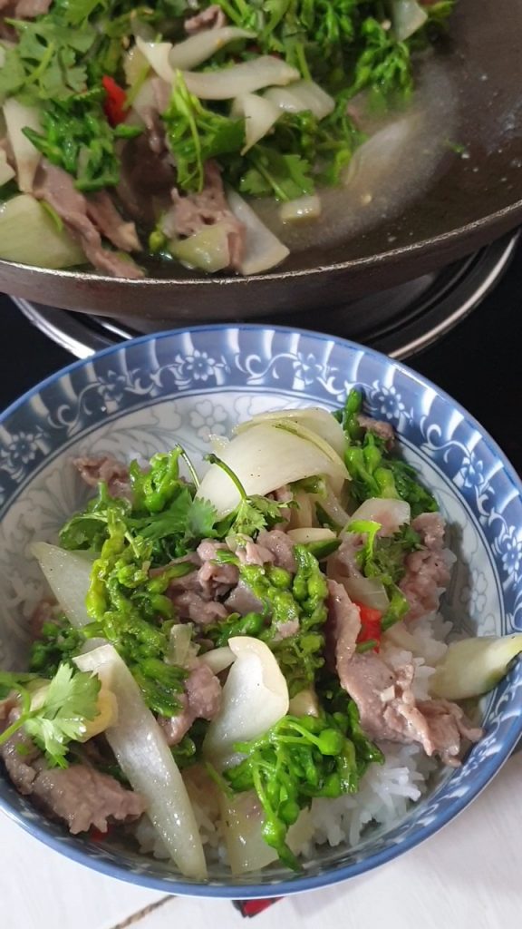 Gros plan bœuf sauté aux fleurs de Thiên Lý  - cuisine vietnamienne - tulinhduong.com