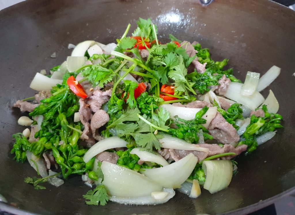 Gros plan bœuf sauté aux fleurs de Thiên Lý  - cuisine vietnamienne - tulinhduong.com